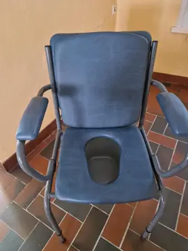 chaise percée