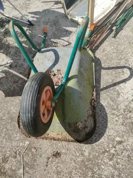 brouette mais la roue ne tourne plus