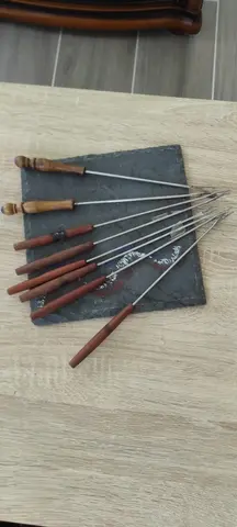 LOT PIQUES A BROCHETTES ET DESSOUS DE PLAT