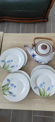 THÉIÈRE ET ASSIETTES