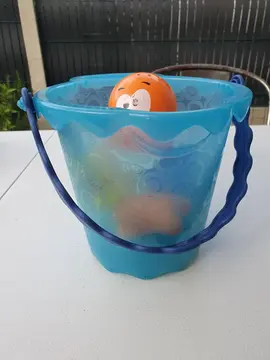 Seau et jouets