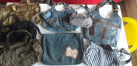 lot de 8 sacs à mains dans les tons bleus et kakis