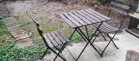 urgent 1 table et 2 chaises de jardin ikea