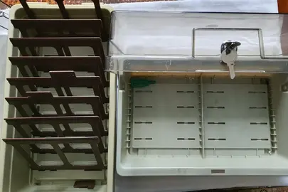 2 boîtes de rangement de cd avec clefs