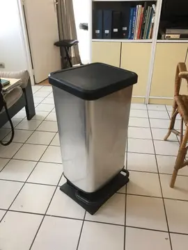 Poubelle avec couvercle s'ouvrant avec une pédale