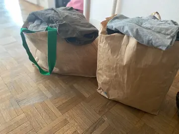 2 sacs de vêtements enfants ado TBE