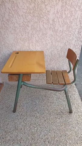 Bureau d'écolier en bon état