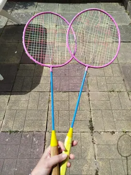 deux raquettes de badminton