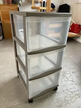 Petit meuble à tiroirs sur roulette en plastique