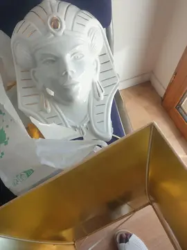 je donne une lampadaire cassée mais mais fonctionne avec sa tête il ya aussi un petit trou. c est b