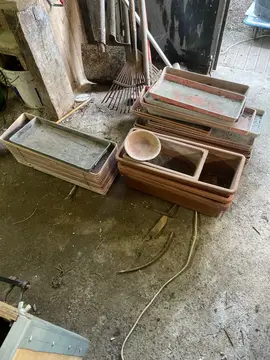 dessous de jardinière + 3 jardinières en plastique