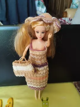 une poupée barbie plus ses habits
