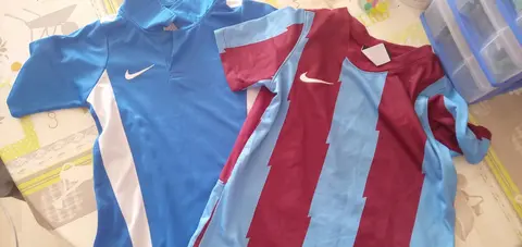 2 t-shirts Nike 6-8 ans