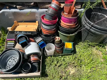 DIVERS POTS A SEMIS ET POUR PLANTER