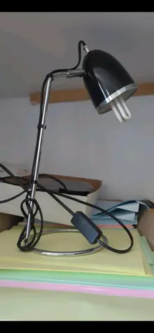 lampe de bureau et quelques affaires scolaires