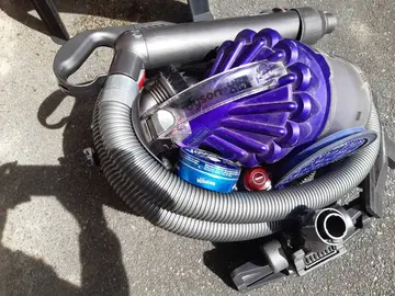 aspirateur Dyson DC 32 à réparer