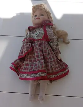Poupée en porcelaine