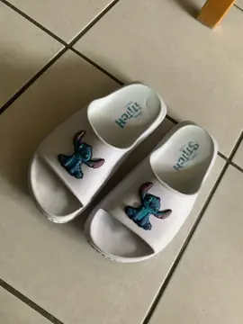 claquettes Stitch, très bon état