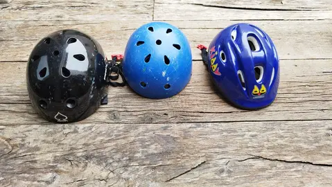 Trois casques vélo pour enfants