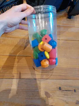 boîte de grosses perles en bois 2 ans