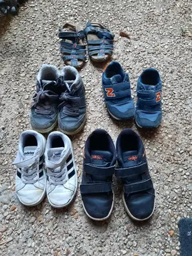 Lot de cinq paires de chaussures enfants