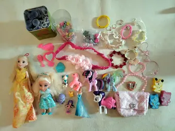 Lot de figurines et accessoires pour petite fille