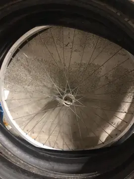 1 roue et divers pneus velo NON UTILISABLE