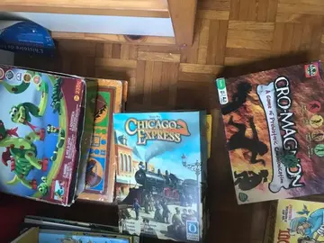 Revues OKAPI et SCIENCE ET VIE JUNIOR (plusieurs dizaines) et environ 10 jeux de société enfants