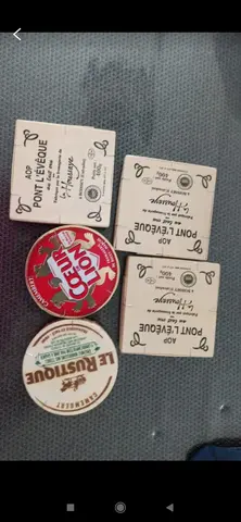 Lot de boîtes à fromage en bois
