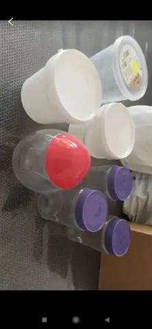 Lot de boîtes et petits seaux en plastique