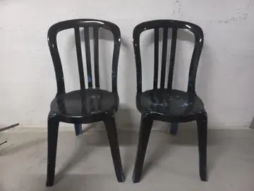 2 chaises plastiques