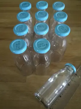 12 petites bouteilles en verre (15cm)