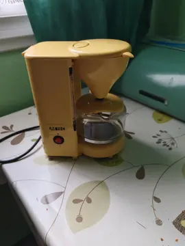 Petite cafetière jaune
