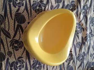 Pot jaune pour enfant