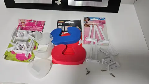 plusieurs accessoires bloque portes et bloc tiroir pour enfants