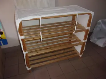 Bloc sur pieds 3 étagères bois à clair voie et tissu autour Hauteur 80 cm Largeur 90 cm Ep. 40 cm
