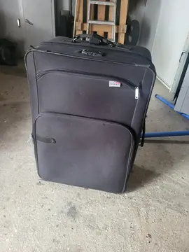 très grande valise noire en tissu