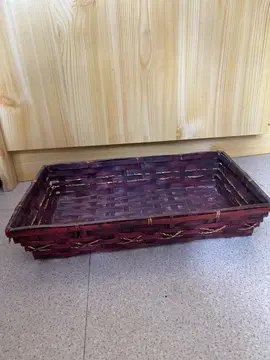 Panier en osier rouge