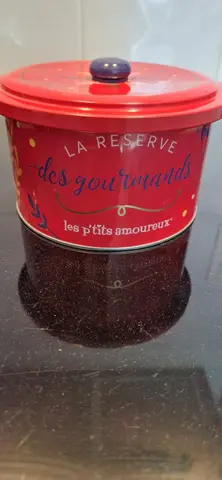 Boîte en fer rouge