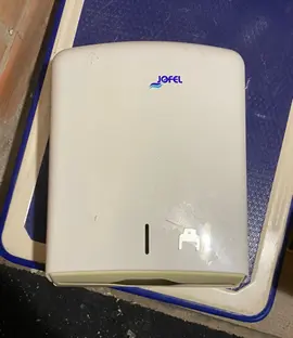 Distributeur de serviettes en papier blanc Jofel, pliage en Z.