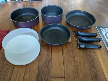 Casseroles et poêles Tefal et trois poignées amovibles