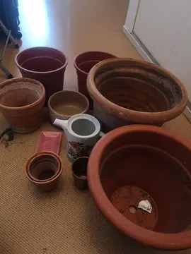 Plusieurs pots en terre cuite petite et grande taille