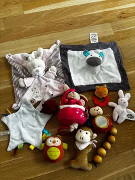 Lot de doudous et petits jouets pour bébé