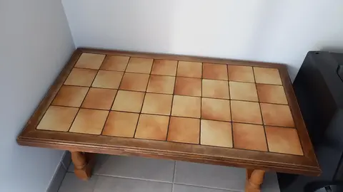 table en bois dessus carrelage