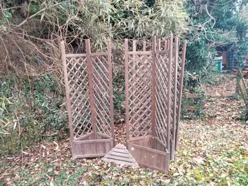 Bac à fleur en bois avec treillis