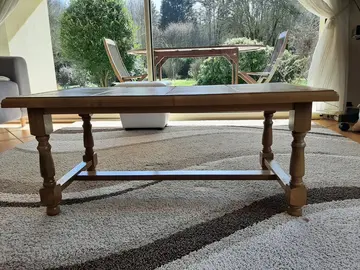 Table de salon en bois et carrelage