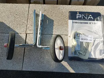 donne vélo enfant +2 petites roues + 1 trottinette