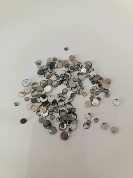 Petits strass à coller (différentes tailles)