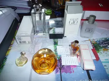 Flacons de parfum et porte-monnaie