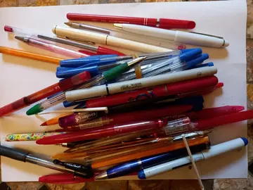 des stylos et crayons